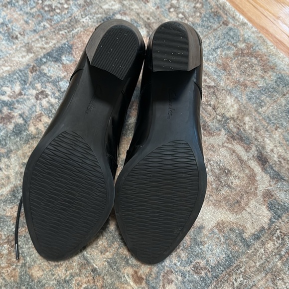 Clarks black lace up oxford heels - Picture 3 of 3